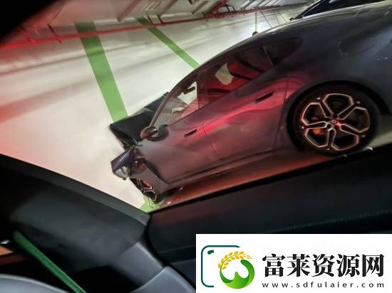 小米SU7撞穿车库墙壁