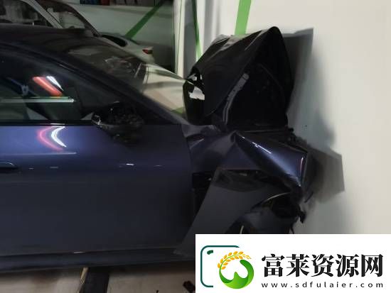 小米SU7撞穿车库墙壁