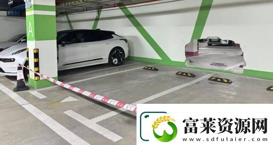 小米SU7撞穿车库墙壁