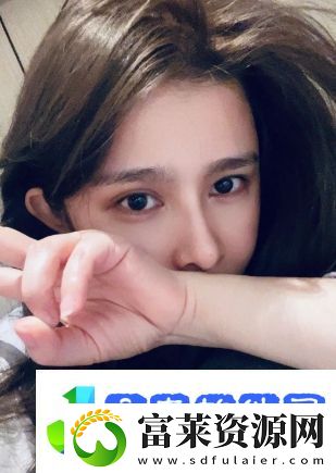 美女主播直播间展示演技