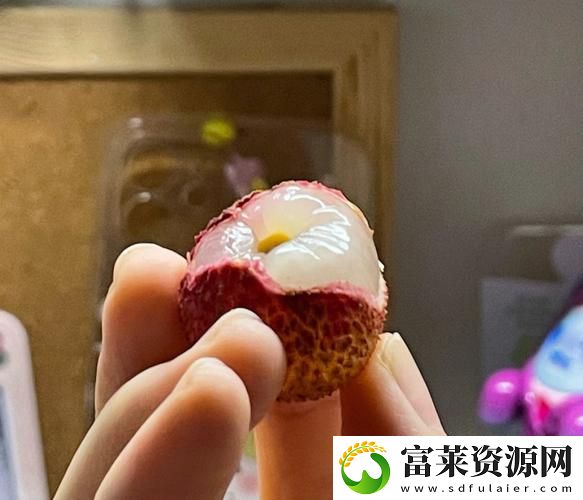 已经塞了八颗荔枝了窦寇儿