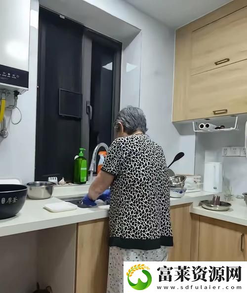 在姨母家的客厅里