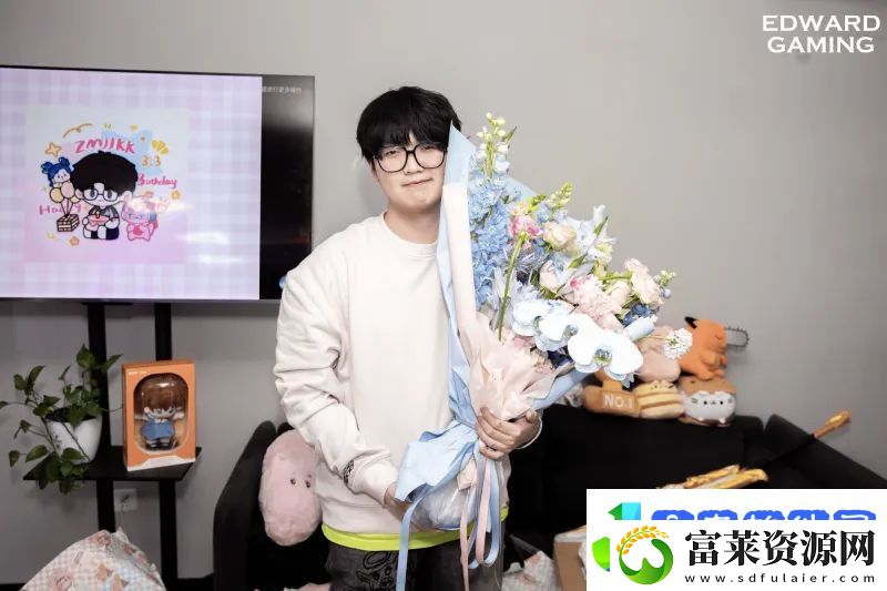 EDG发布ZmjjKK生日会返图