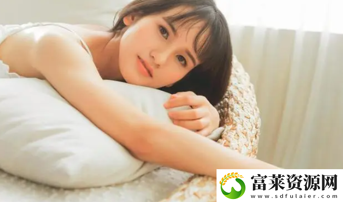一边下奶一吃敷视频好几个人让哺乳期so