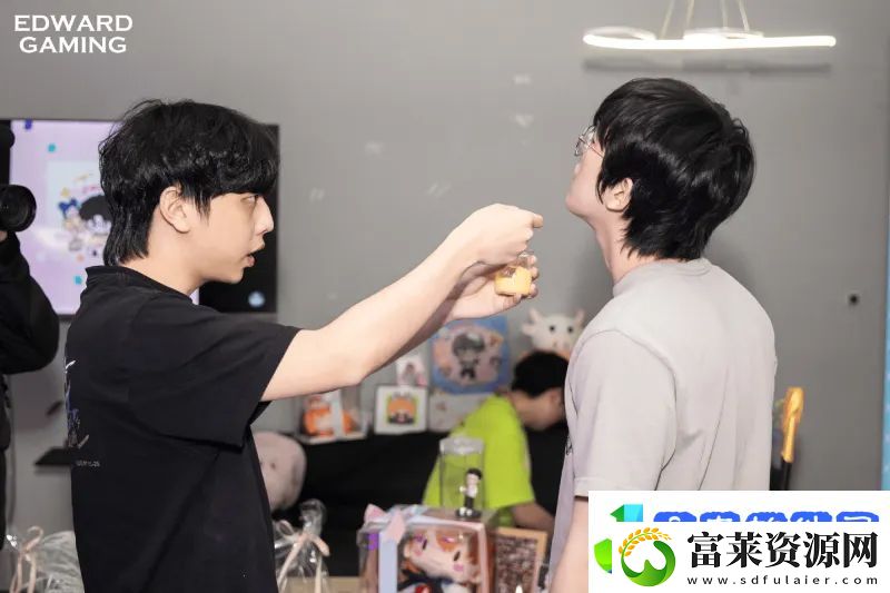 EDG发布ZmjjKK生日会返图