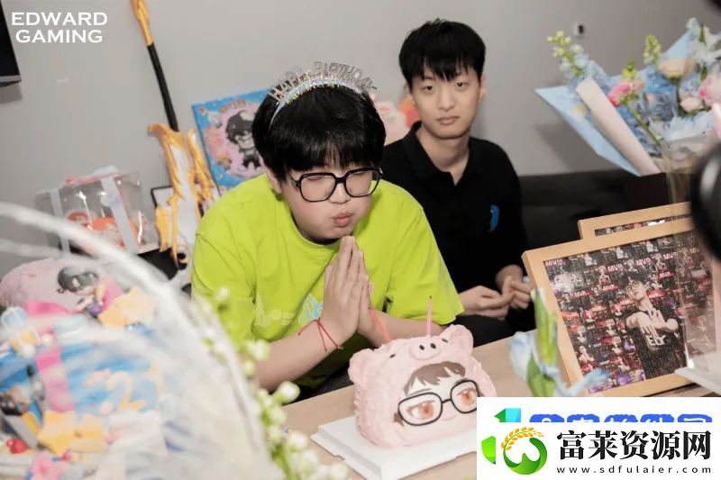 EDG发布ZmjjKK生日会返图