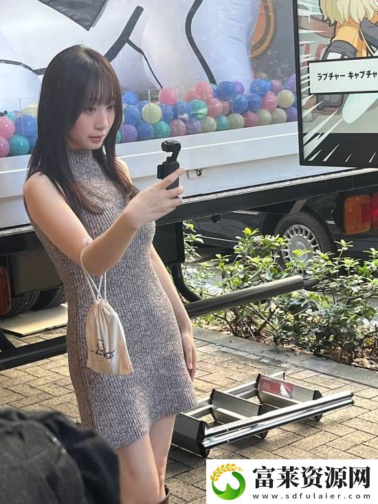 伊织萌妮姬线下活动新图！修身长裙媚眼如丝软件教程玩法