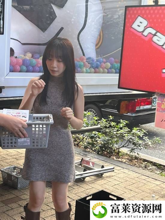 伊织萌妮姬线下活动新图！修身长裙媚眼如丝软件教程玩法