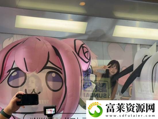 伊织萌妮姬线下活动新图！修身长裙媚眼如丝软件教程玩法