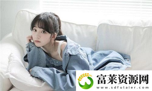 中午妈妈在厨房做饭