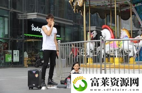 “破纪录!带娃街头卖艺